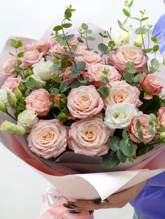 Букет из розовых кустовых роз, эустомы и эвкалипта - вид 1 миниатюра